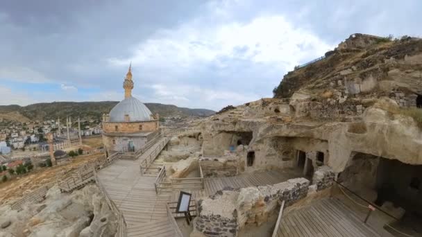 Region Kapadocji Turcji, charakteryzujący się unikalnymi formacjami geologicznymi i zabytkami historycznymi, takimi jak zamek Nevsehir i Kayasehir Rocktown z meczetem Kaya. - Materiał filmowy, wideo