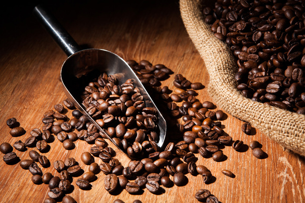 granos de café tostados con cucharada
  - Foto, Imagen