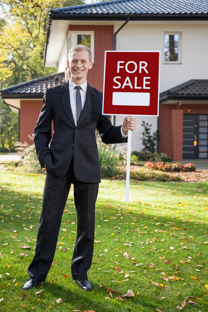 Agent nieruchomości, stojąc przed domem - Zdjęcie, obraz