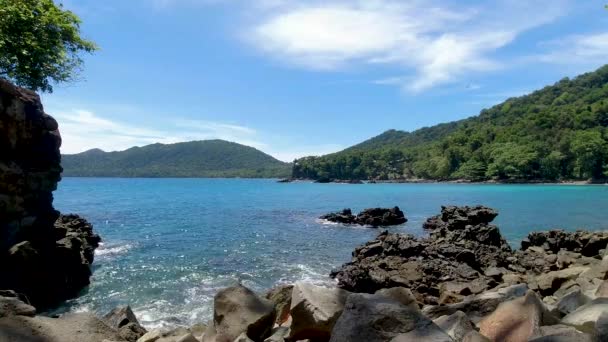 Prachtig uitzicht op rotsachtige strand eiland in Weh eiland. Strand landschap van Sabang eiland, Indonesië. Populaire toeristische bestemming in Indonesië - Video