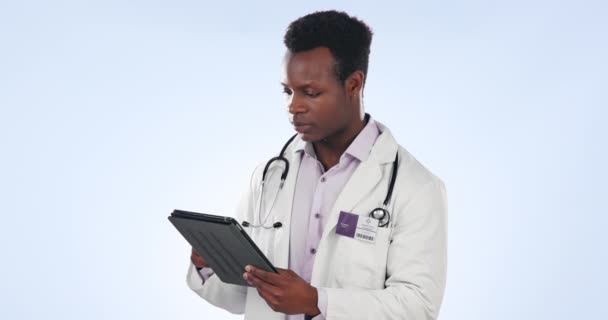 Tablet, orvos és fekete férfi a stúdióban orvosi ellátás, ellátás és online támogatást a kórház. Egészségügyi ellátás, tanácsadás és személy a digitális technológia honlap, kutatás és segítség a kék háttér. - Felvétel, videó