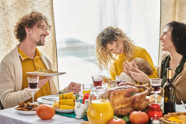 heureux multiracial famille profiter délicieux dîner tout en se réunissant sur Thanksgiving, dinde rôtie - Photo, image