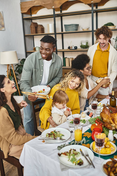 Juhlatilaisuudet, onnellinen monikansallinen perhe ja ystävät kokoontuvat lähellä kalkkunaa kiitospäivänä - Valokuva, kuva