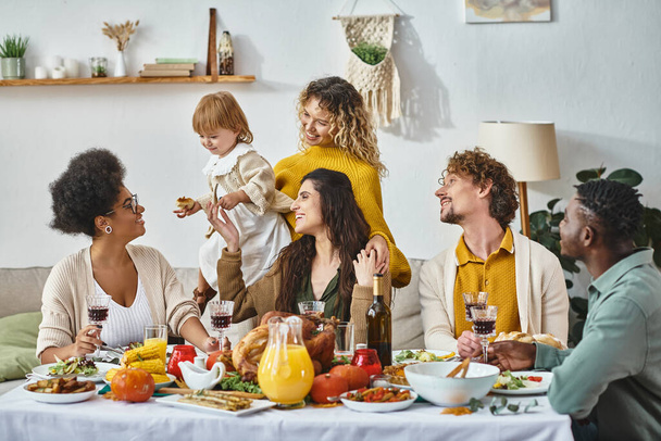 Hyvää kiitospäivää, iloisia monikulttuurisia ystäviä ja perheen kokoontumista juhlapöydässä kalkkunan kanssa - Valokuva, kuva