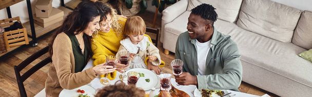 Draufsicht auf lächelnde multiethnische Freunde und Familie, die am Thanksgiving-Tag jubeln, Banner - Foto, Bild