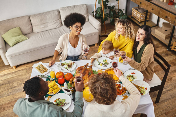Gelukkige Thanksgiving, vreugdevolle multi-etnische vrienden en familie hebben een goede tijd samen tijdens de vakantie - Foto, afbeelding