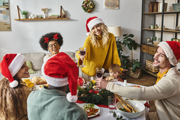 Святкування Різдва, щасливі мультикультурні друзі та сімейні веселі окуляри біля вечері - Фото, зображення