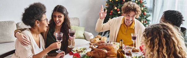 alegre família multiétnica sentada à mesa de férias desfrutando de festa e falando ativamente, banner - Foto, Imagem