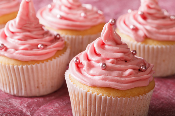 Beaux cupcakes avec macro crème rose. horizontal
 - Photo, image