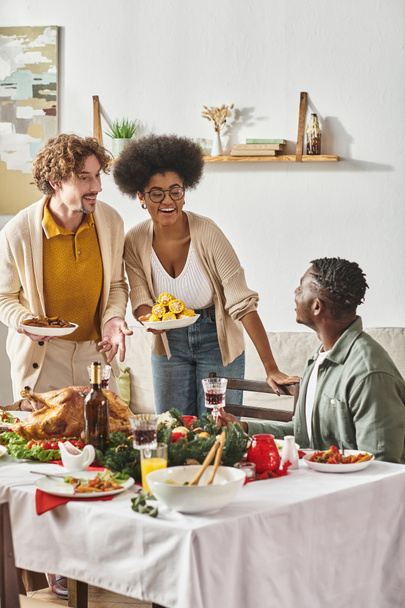 šťastný multiraciální příbuzní slaví Vánoce spolu na slavnostní oběd vesele se usmívá - Fotografie, Obrázek