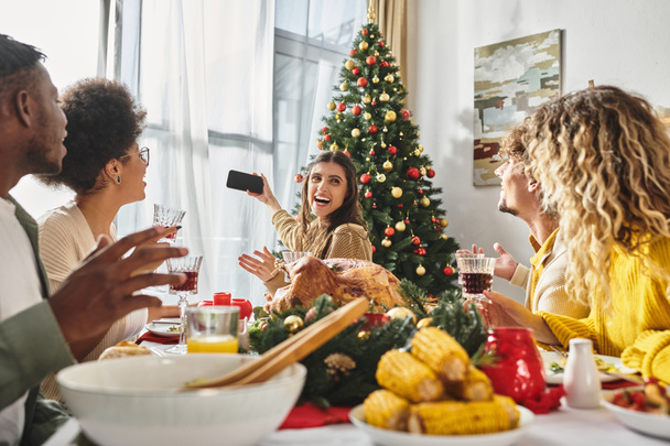 membri della famiglia multietnica che si scattano selfie mentre celebrano il Natale insieme alla festa delle vacanze - Foto, immagini