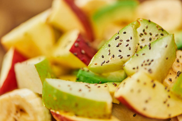 закрыть вид на вегетарианский салат со свежими фруктами и медом с кунжутом семян, кулинарный восторг - Фото, изображение