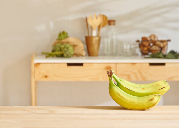 Banán a fa asztal és konyha háttér stílus. - Fotó, kép