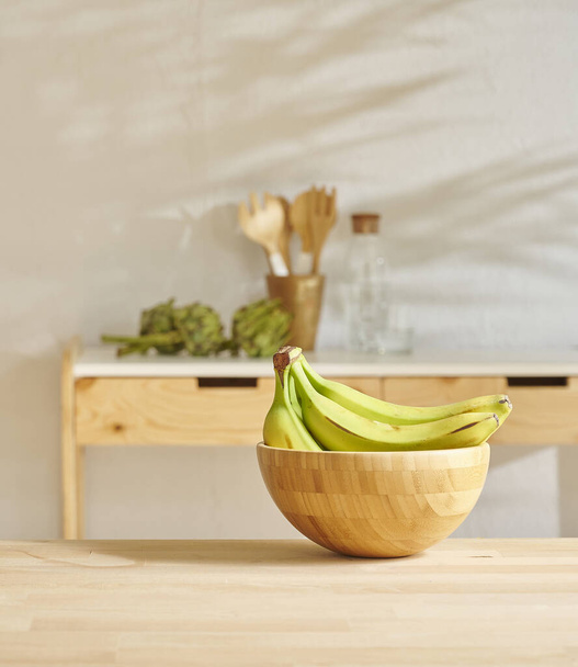 Banane auf dem Holztisch und Küche Hintergrund-Stil. - Foto, Bild