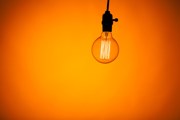 Żarówka lampy z ciepłym jasnym tle - Zdjęcie, obraz