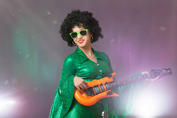 Vtipná popová holka s kytarou. Žena v kostýmu diskotéky 80. let. - Fotografie, Obrázek