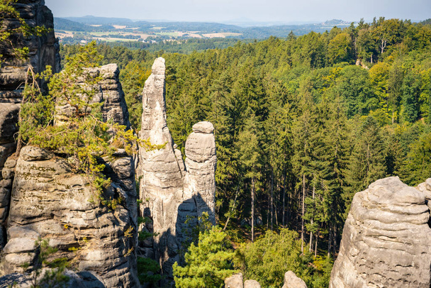 Prachovske skaly im Sonnenlicht, Cesky raj Sandsteinfelsen im Böhmischen Paradies, Tschechische Republik. Hochwertiges Foto - Foto, Bild