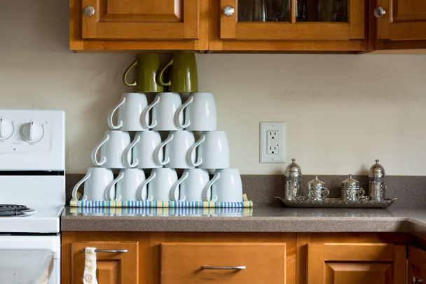 Pile de tasses à café inutilisées à la cuisine
 - Photo, image