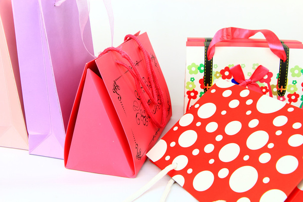 Geassorteerde kleurrijke boodschappentassen geïsoleerd op wit - Foto, afbeelding