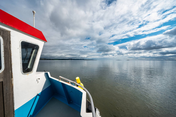 Поездка на лодке по Ферт-оф-Форт в день со спокойным морем, Эдинбург, Шотландия - Фото, изображение
