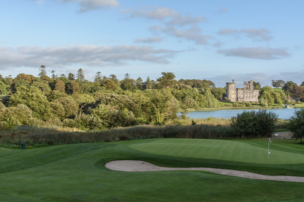 Photo famous 5 star dromoland castle hotel and golf club in ireland - Foto, imagen