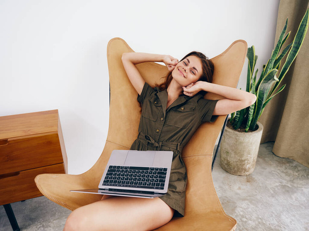 Žena sedí na židli s notebookem doma krásný úsměv a relaxaci, moderní stylový interiér skandinávský životní styl, kopírovací prostor. Kvalitní fotografie - Fotografie, Obrázek