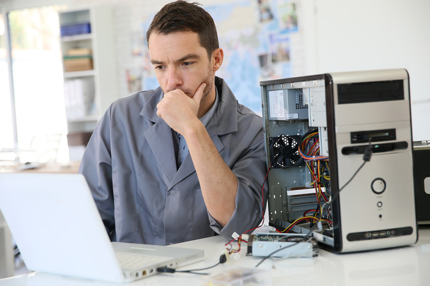 Techniker repariert Computerhardware - Foto, Bild