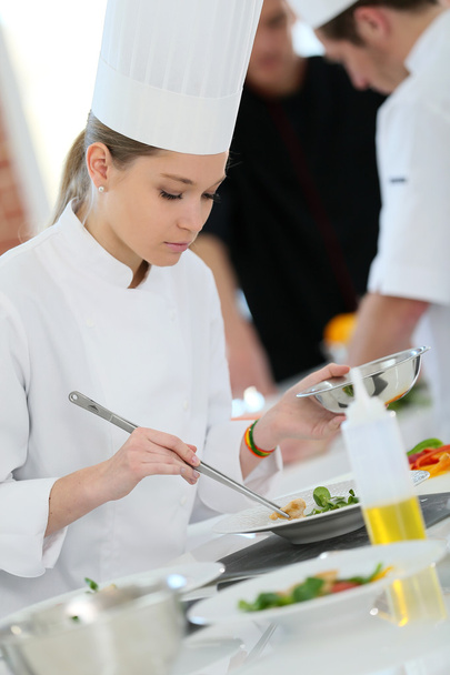 Girl preparing dish - Foto, Bild