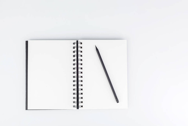 notatnik biznesowy z ołówkiem na białym tle zbliżenie - Zdjęcie, obraz