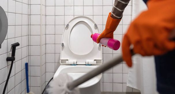 Žena asijské čistit koupelnu WC s kartáčem na čištění. - Fotografie, Obrázek