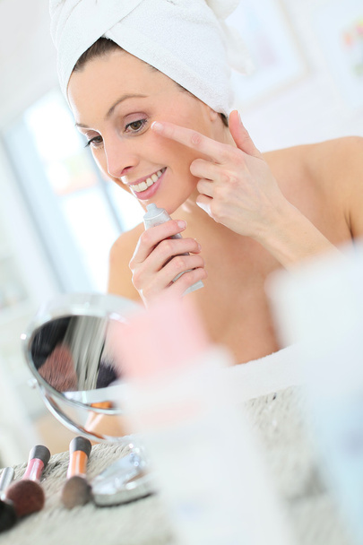 Woman applying moisturizing cream - Foto, immagini
