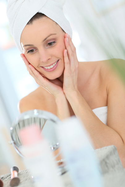 Woman applying moisturizing cream - Fotó, kép