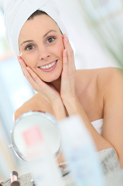 Woman applying moisturizing cream - Zdjęcie, obraz