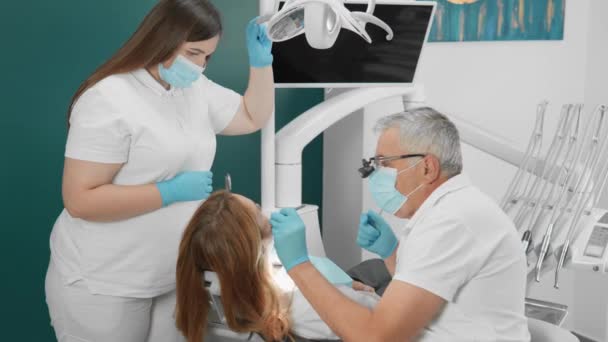 Pacjent może zaufać lekarzowi i jego zespołowi na każdym etapie leczenia. Klinika stomatologiczna dąży do doskonałego przywrócenia uśmiechu i zdrowia stomatologicznego każdego pacjenta. Wysokiej jakości materiał 4k - Materiał filmowy, wideo