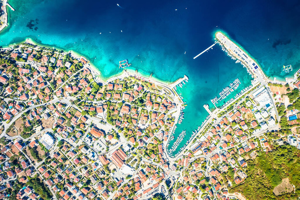 Blick aus der Luft auf die Bucht Malinska auf der Insel Krk, Sommerdestination in der Kvarner Bucht von Kroatien - Foto, Bild