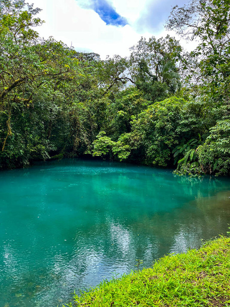 Näkymä valoisa sininen Rio Celeste Costa Rica - Valokuva, kuva