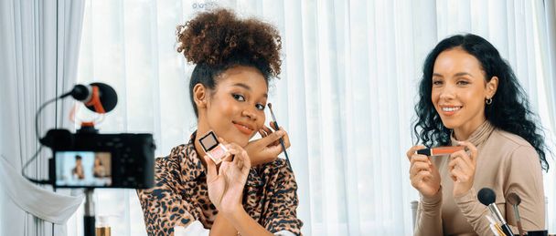Frauen Influencer schießen Live-Streaming-Vlog Video Review Make-up entscheidenden sozialen Medien oder Blog. Glückliches junges Mädchen mit Kosmetikstudio-Beleuchtung für Marketing-Aufnahmen, die online ausgestrahlt werden. - Foto, Bild