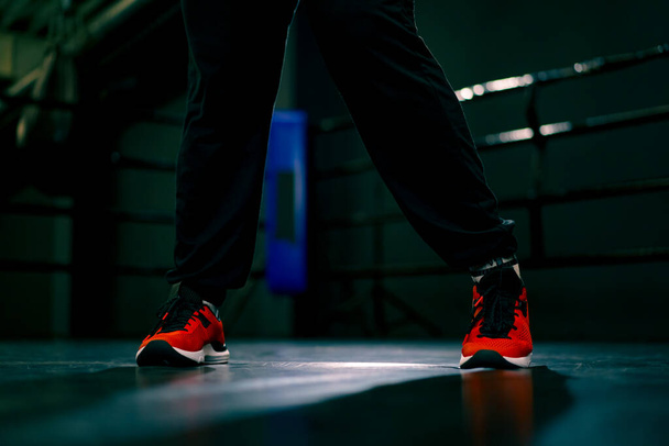 starke Beine einer Sportlerin in einem Stand auf einer Matte im Ringkampfsport Ringen - Foto, Bild