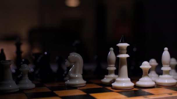 Strateji ve planlama kavramı, satranç tahtasındaki satranç taşları ışık ve yakından aydınlatılıyor. - Video, Çekim