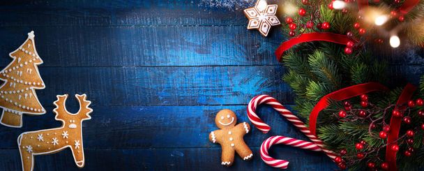 クリスマス飾りでヴィンテージ木製の背景;フラットのクリスマス背景を置く  - 写真・画像