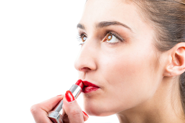 Красива жінка, що застосовує блиск для губ макіяж
  - Фото, зображення