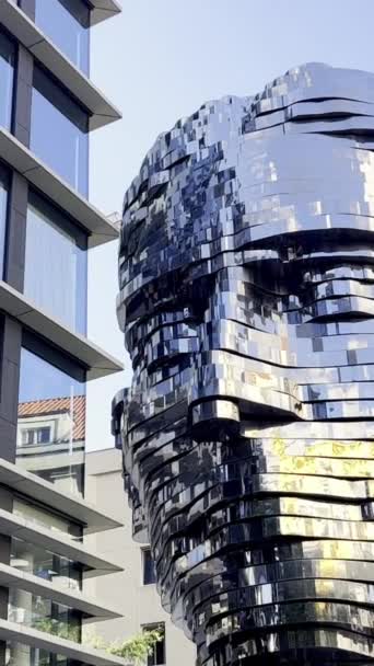 Franz Kafkas cabeça rotativa em Praga. A parte histórica da cidade. República Checa. Vídeo vertical - Filmagem, Vídeo