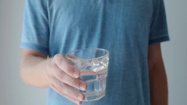 Homme tenant un verre à boire avec des mains tremblantes souffrant de tremblements, maladie de Parkinsons. Homme atteint du syndrome de Parkinson essayer de boire de l'eau du verre tremblant. Maladie neurologique. Mouvement lent - Séquence, vidéo