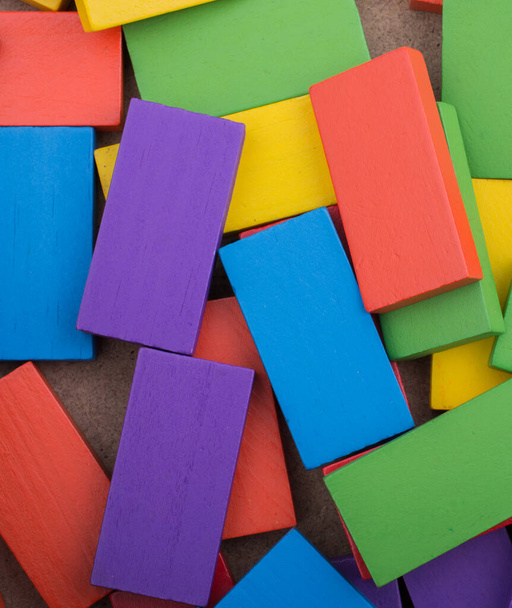 Houten blokken van verschillende kleur willekeurig verspreid - Foto, afbeelding