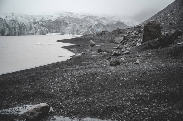Glaciar Solheimajokull durante el tiempo lluvioso, vista desde la distancia, Islandia - Foto, Imagen