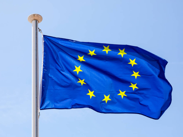 Niebieska flaga Europy z okręgiem żółtych gwiazd wieje wiatrem - Zdjęcie, obraz