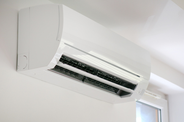Weiße Klimaanlage an der weißen Wand in der Wohnung - Foto, Bild