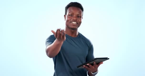Άνδρας, γυμναστήριο και tablet πράσινη οθόνη με παρουσίαση mockup για την εγγραφή γυμναστήριο και να ενωθούν μαζί μας στο στούντιο. Πρόσωπο του προσωπικού εκπαιδευτή ή αφρικανικής προπονητής με ψηφιακή εγγραφή πληροφορίες σχετικά με το μπλε φόντο. - Πλάνα, βίντεο