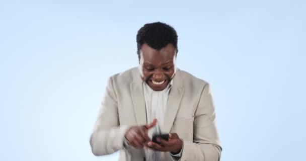 Homem negro excitado, telefone e dinheiro chovem em liberdade financeira ou loteria vencedora contra um fundo de estúdio. Feliz sorriso de empresário africano, celebração ou bônus salarial para investimento em dinheiro ou crescimento. - Filmagem, Vídeo