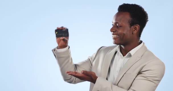 Ευτυχισμένος μαύρος, με πιστωτική κάρτα και παλάμη στα οικονομικά, διαφήμιση ή τράπεζα σε φόντο μπλε στούντιο. Πορτρέτο του αφρικανικού επιχειρηματικού χαμόγελου δείχνει χρεωστική για την πληρωμή, συναλλαγή ή τραπεζικό λογαριασμό. - Πλάνα, βίντεο